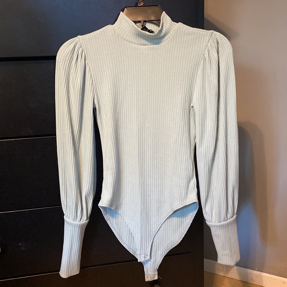 FOREVER 21 baby blue bodysuit puff sleeve // SZ S